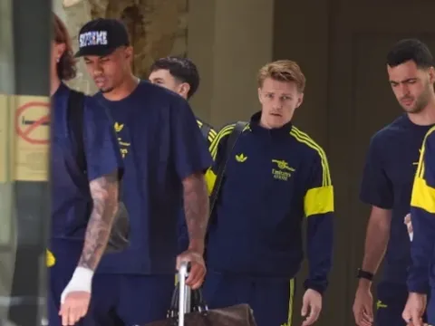 Dàn sao Arsenal thất thần rời khách sạn sau thất bại trước PSG