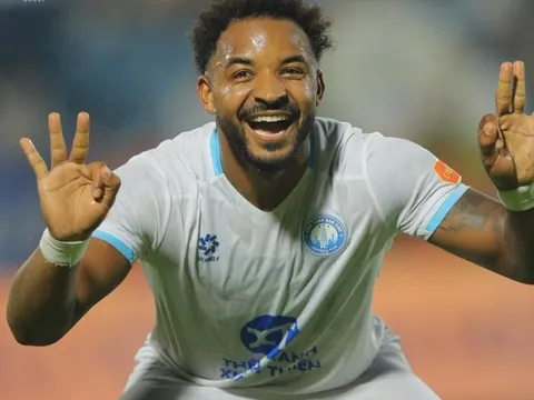 Xuân Son ghi hat-trick, Nam Định đè bẹp SLNA 3-0