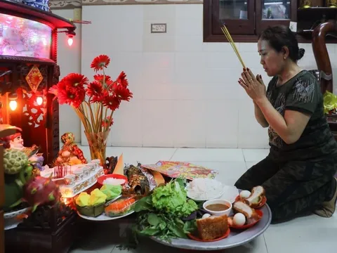 Vì sao cúng thần Tài ngày rằm không thể thiếu hoa?