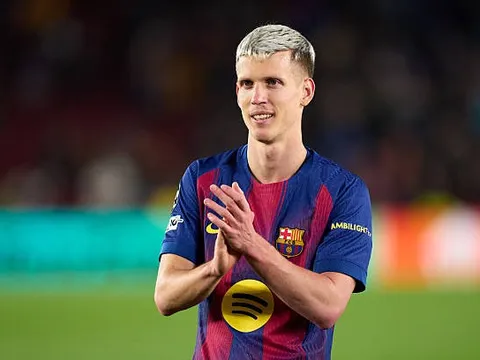 CĐV Barca chỉ trích quyết định tăng lương cho Dani Olmo