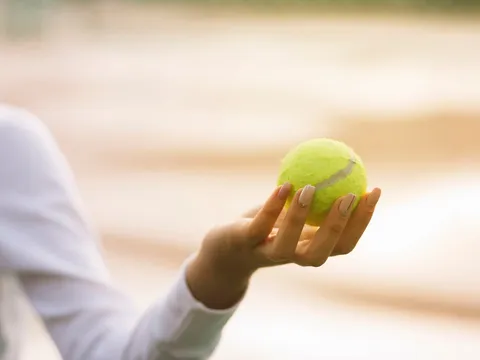 Mẹo chống mỏi chân khi đi máy bay: Chỉ cần một quả bóng tennis và chiếc tất