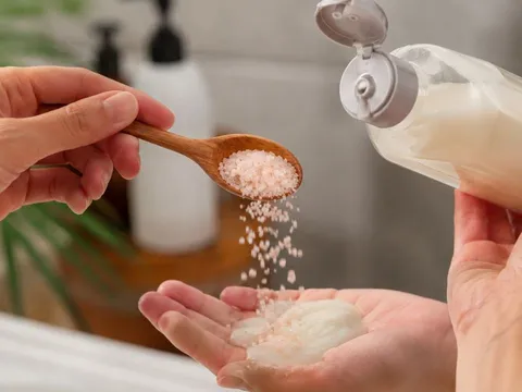 Vì sao nên cho thêm vài hạt muối vào dầu gội khi gội đầu? Nhiều người áp dụng vì 4 lợi ích này