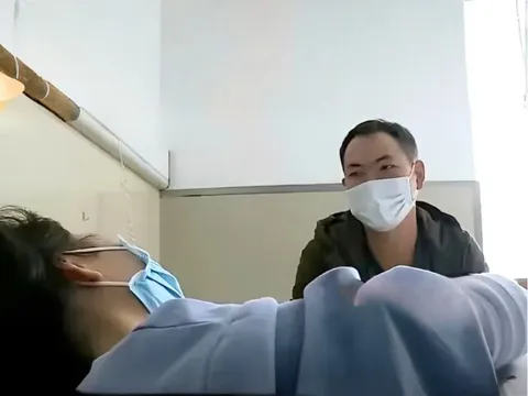 Nghe tin vợ cũ nguy kịch, người đàn ông 30 tuổi bán hết tài sản đến viện chăm, không ngờ gặp cậu bé gọi mình là bố