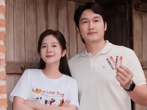 Đình Tú dính "kiếp nạn" sau khi kết hôn: Lăn xả chụp ảnh "chân dài thẳng cánh cò bay" cho Ngọc Huyền, vẫn bị vợ dỗi
