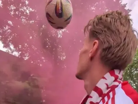 Đánh đầu trúng cảnh sát, Odegaard ngại ngùng trốn trên xe buýt