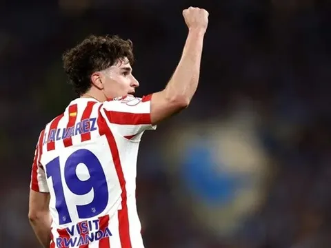 Barcelona lấy đâu ra tiền mua Julian Alvarez và Anthony Gordon?
