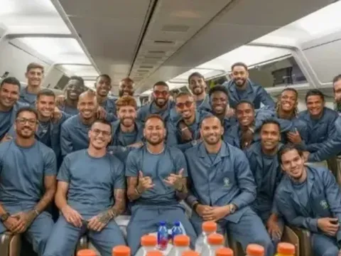 Chuyên cơ tuyển Brazil nhận nghi thức đặc biệt tại sân bay