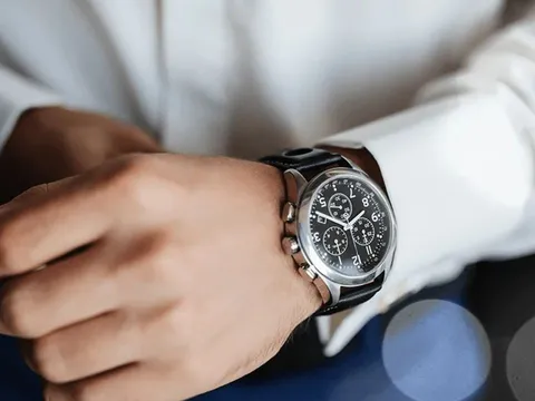 Đeo đồng hồ tay trái hay tay phải thu hút nhiều may mắn hơn?