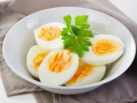 Luộc trứng bao nhiêu phút là ngon nhất? Mẹo đơn giản giúp bóc vỏ dễ dàng