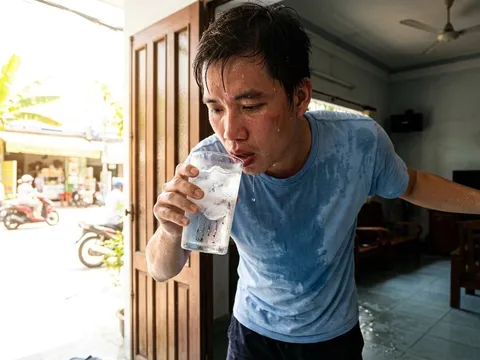Nhiều người uống nước đá ngay sau khi đi ngoài trời nắng mà không biết điều này