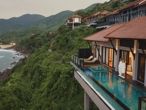 VUNGOC&SON đánh dấu show diễn cá nhân thứ 18 bằng sàn diễn dài 250m bên vịnh biển đẹp nhất thế giới