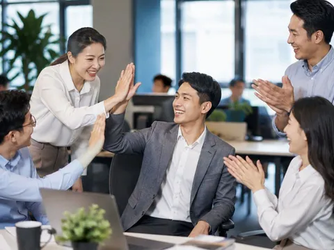 Vì sao có người luôn được yêu mến ở nơi làm việc? Hóa ra là vì họ biết làm điều này