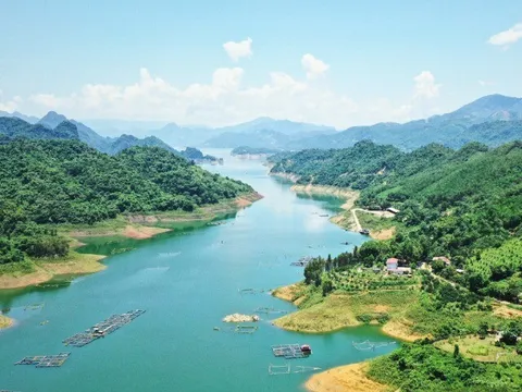 12 hồ nước đẹp nhất Việt Nam, phong cảnh tựa tranh vẽ, có hồ được ví là “tuyệt tình cốc miền Tây"