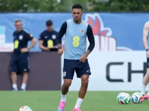 Shearer: "Rogers xứng đáng đá chính hơn Bellingham"