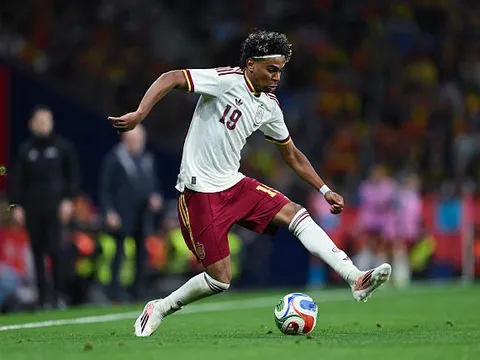 Lamine Yamal đặt mục tiêu sánh vai cùng Messi và Ronaldo