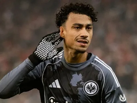 Arsenal đối đầu Bayern vì hậu vệ đa năng của Frankfurt