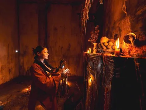 Top 10 Hoa hậu Thế giới Người Việt 2010 gây bất ngờ với vai cô đồng trong "Lầu Chú Hỏa"