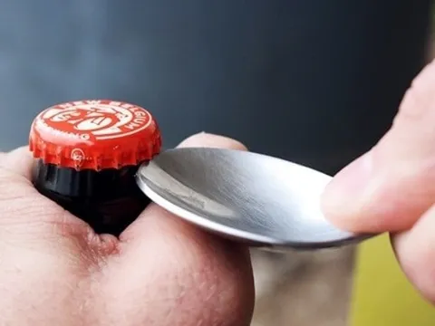 Mẹo khui nắp chai bia trong 3 giây không cần dụng cụ: Nhắm đúng "điểm tử huyệt" này, nắp tự bật dễ dàng