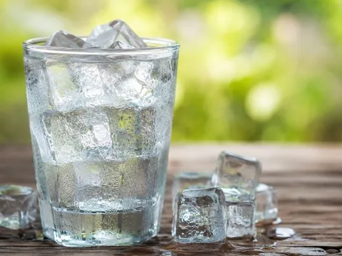 Uống nước đá giúp giải khát hay càng gây khát? Nhiều người đang hiểu chưa đúng
