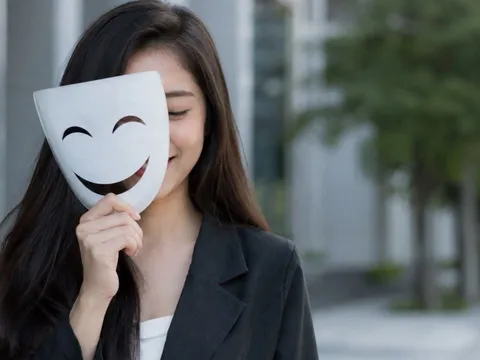 Vì sao người hay cười chưa chắc là người vui vẻ nhất?
