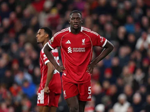 Không mua thêm trung vệ, Liverpool đang toan tính gì?