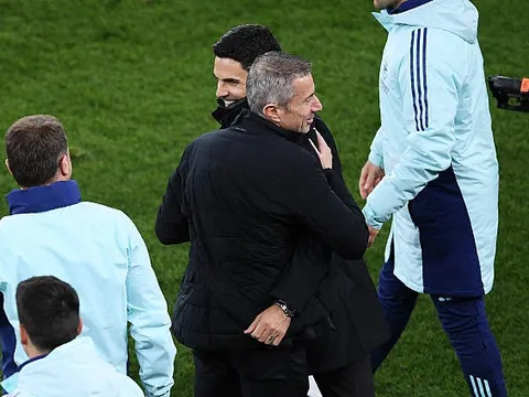 Arsenal toan tính gì cho bài toán hành lang trái mùa tới?