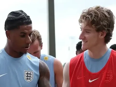 Rashford cùng tân binh Barca thân thiết ở ĐT Anh