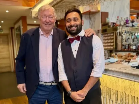 Fan MU vỡ òa khi thấy Sir Alex khỏe mạnh tái xuất