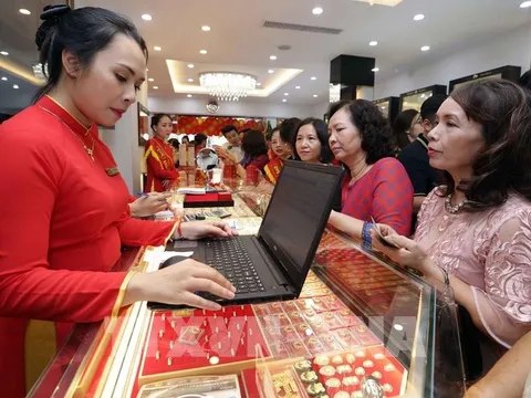 Giá vàng hôm nay 4/6 tiếp tục lao dốc: Người mua nên "bắt đáy" hay chờ thêm?