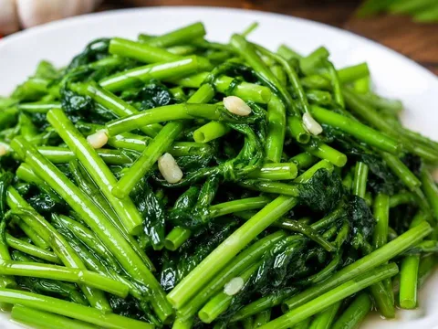 Xào rau theo cách này, rau giòn xanh mướt, nhìn là muốn ăn