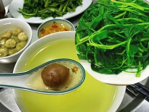 Nước rau muống luộc nên vắt chanh hay dầm sấu tốt hơn, khi nước đổi màu có phải rau nhiễm hóa chất?