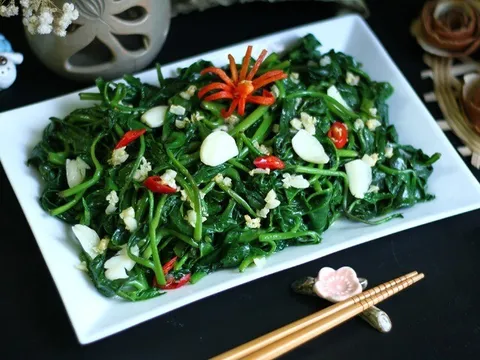 Rau nào hay dùng vào mùa hè có nguy cơ tồn dư hóa chất, làm sao để phân biệt và hạn chế nguy cơ khi ăn?