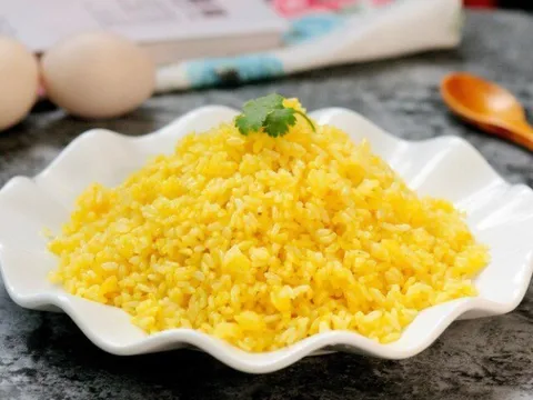 Làm cơm rang trứng, đừng cho cơm ngay vào chảo, thêm bước này hạt cơm nào cũng săn chắc, vàng thơm