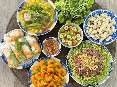 Hôm nay nấu gì: Mâm cơm đậm vị ngày hè, thanh mát, nhìn mà thèm