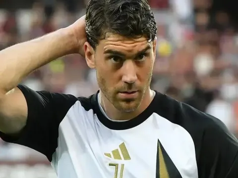 Vì sao Juventus chấp nhận mất trắng Dusan Vlahovic?
