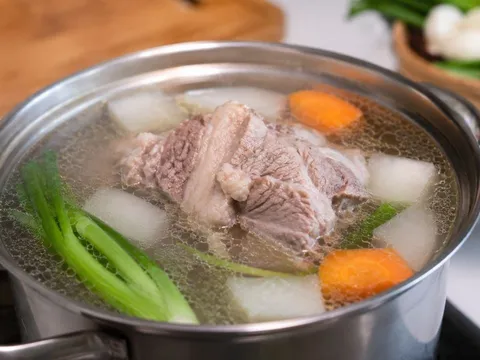 Có nên dùng nước luộc thịt để nấu canh? Loại nước này giàu dinh dưỡng hay nhiều tạp chất?