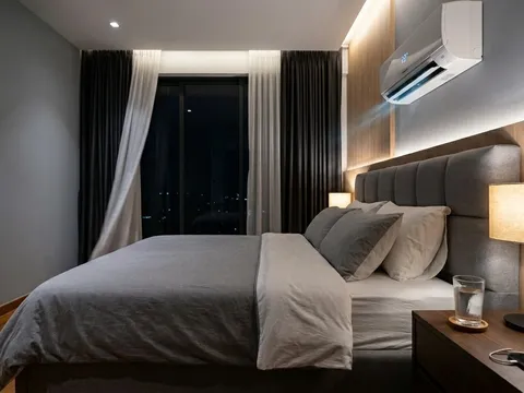 Điều hòa bật cả đêm: Có nên đặt một cốc nước trong phòng?