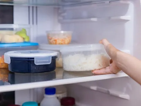 Có nên để cơm nguội thừa vào tủ lạnh?