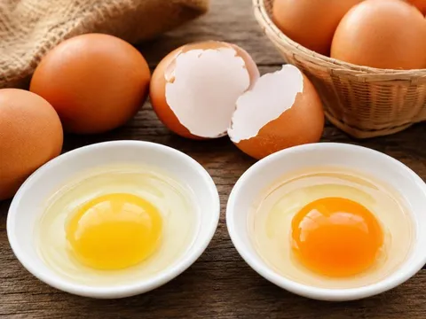 Lòng đỏ trứng gà màu vàng nhạt hay vàng đậm giàu dinh dưỡng hơn? Điều gì quyết định màu sắc?