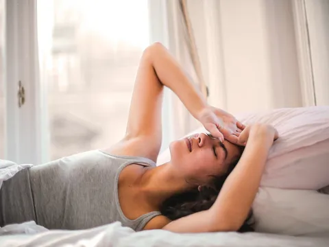 Tóc bớt xù rối mỗi sáng nhờ 5 thói quen đơn giản thực hiện trước khi đi ngủ
