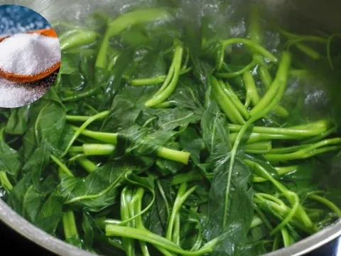 Vì sao muối giúp rau luộc xanh hơn?