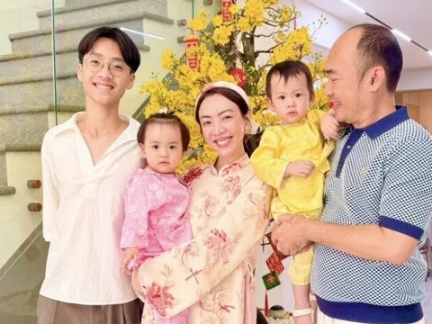 Thu Trang nghĩ mình được "tiên tri" về việc có con gái, Tiến Luật ở tuổi U50 chăm kỹ 2 "tiểu công chúa"