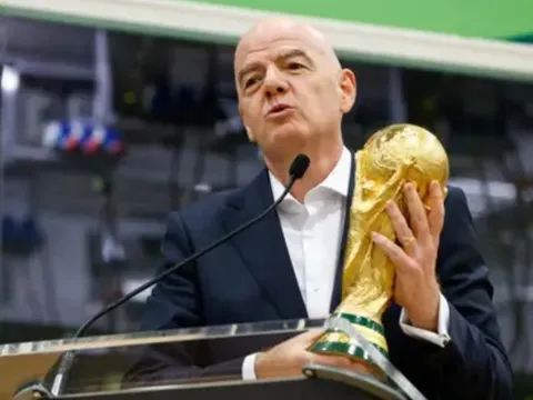 FIFA rút lệnh cấm mang nước vào sân sau phản ứng dữ dội