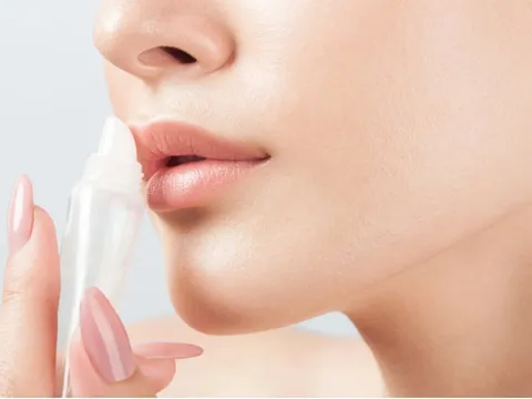 5 thói quen giúp cải thiện môi khô nứt, bong tróc và kém mềm mại mỗi ngày