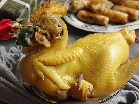 Gà cúng trên bàn thờ: để quay ra hay quay vào mới đúng?