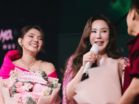 Ca sĩ Hồ Quỳnh Hương bất ngờ xuất hiện, Myra Trần bật khóc nức nở trong mini show tuổi 27