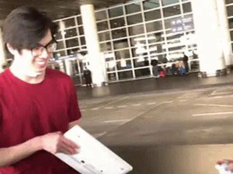 Mẹ đón con trai ở sân bay theo cách 'bá đạo' giữa dịch Covid-19