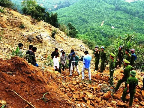 Nghệ An: Giải cứu 11 phu vàng bị chủ bãi giam giữ, đánh đập trở về với gia đình