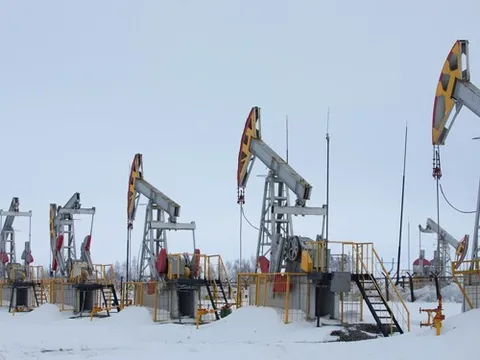 Giá dầu xuống mức âm, một số công ty buộc phải tiếp tục bơm dầu dù lỗ nặng