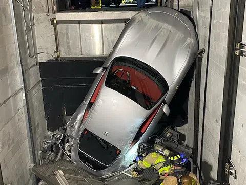Chiếc Ferrari Roma trị giá 250.000 USD bị "phá hủy" khi rơi khỏi thang máy tại đại lý